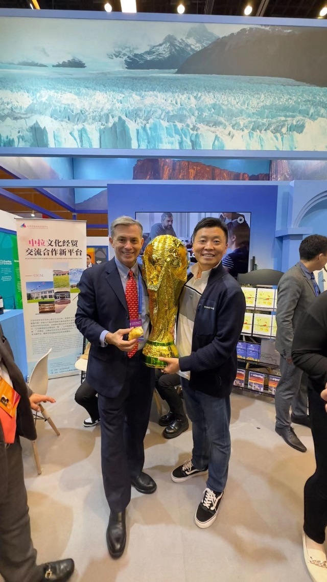 2022年，馬克西米與同事在上海。圖片由受訪者提供
