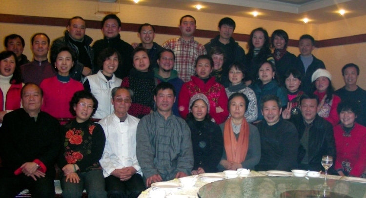 2018年，卡洛斯（二排中間）和武術(shù)學(xué)校的老師同學(xué)一起過春節(jié)。圖片由受訪者提供