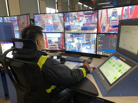 圖為寧波舟山港梅山港區(qū)遠(yuǎn)控操作室內(nèi)，橋吊司機(jī)在遠(yuǎn)程控制橋吊裝卸。新華社記者魏一駿 攝