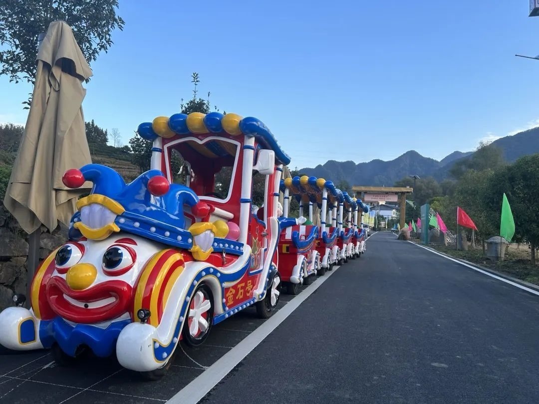 2023年10月，金石村集體出資購(gòu)買了兩輛無(wú)軌觀光小火車。紫陽(yáng)縣融媒體中心供圖