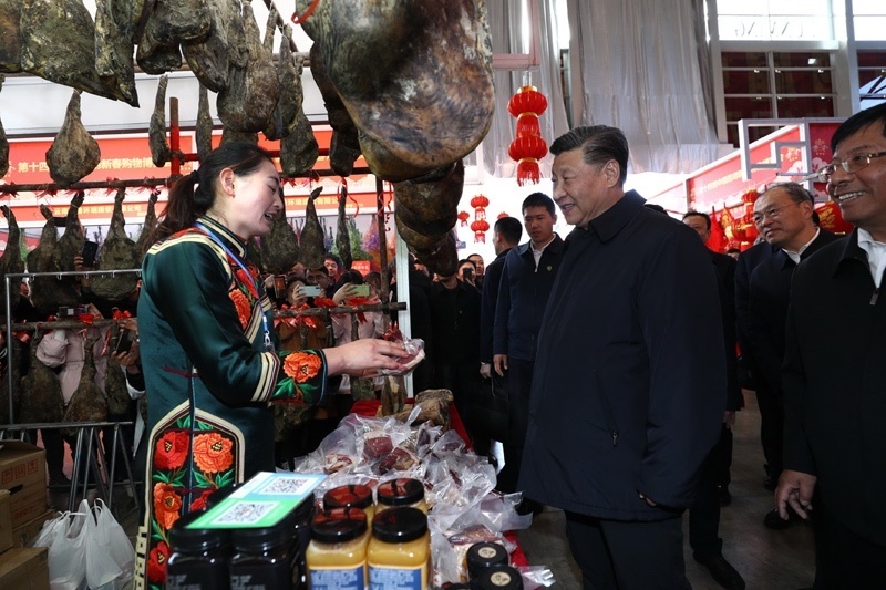 2020年1月19日至21日，中共中央總書記、國家主席、中央軍委主席習(xí)近平來到云南，看望慰問各族干部群眾，向全國人民致以新春祝福。這是20日下午，習(xí)近平在昆明新春購物博覽會(huì)年貨街，了解春節(jié)前市場供應(yīng)情況。新華社記者 鞠鵬 攝