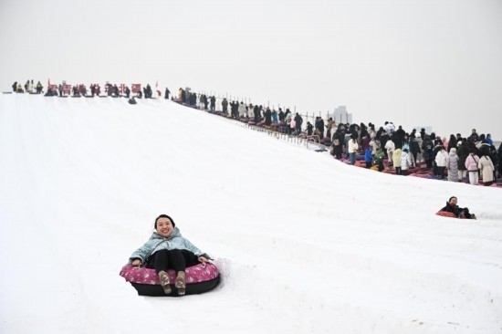 圖為1月18日，市民在內(nèi)蒙古賽馬場(chǎng)滑雪圈。新華社記者 貝赫 攝
