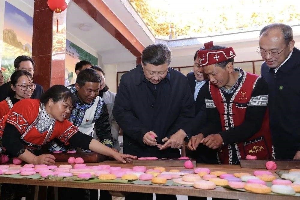 2020年1月19日，習(xí)近平總書記在云南省騰沖市清水鄉(xiāng)三家村中寨司莫拉佤族村，同村民李發(fā)順一家制作當(dāng)?shù)毓?jié)日傳統(tǒng)食品大米粑粑。新華社記者 鞠鵬 攝