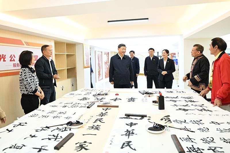 △2023年12月14日，習近平總書記在廣西南寧市良慶區(qū)蟠龍社區(qū)黨群服務中心文體活動室同社區(qū)居民親切交流。