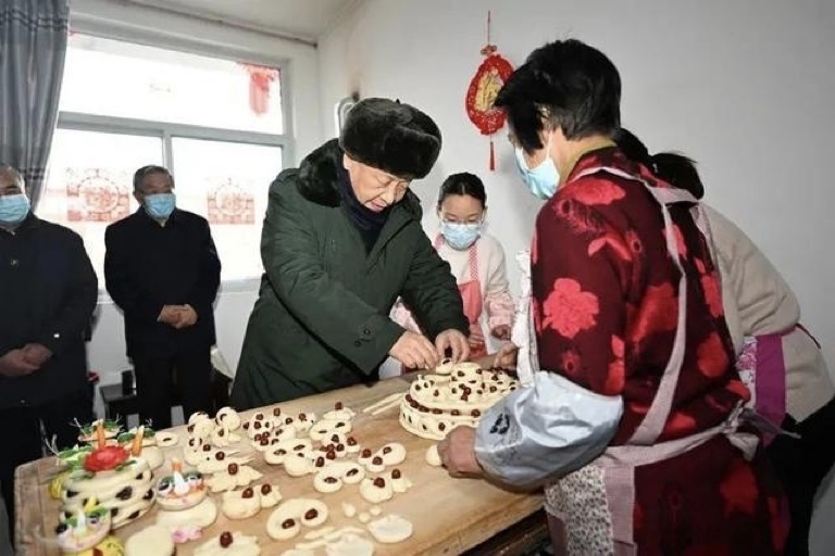 2022年1月26日，習(xí)近平總書記在山西省臨汾市霍州市師莊鄉(xiāng)馮南垣村，同師紅兵一家做年饃。新華社記者 李學(xué)仁 攝