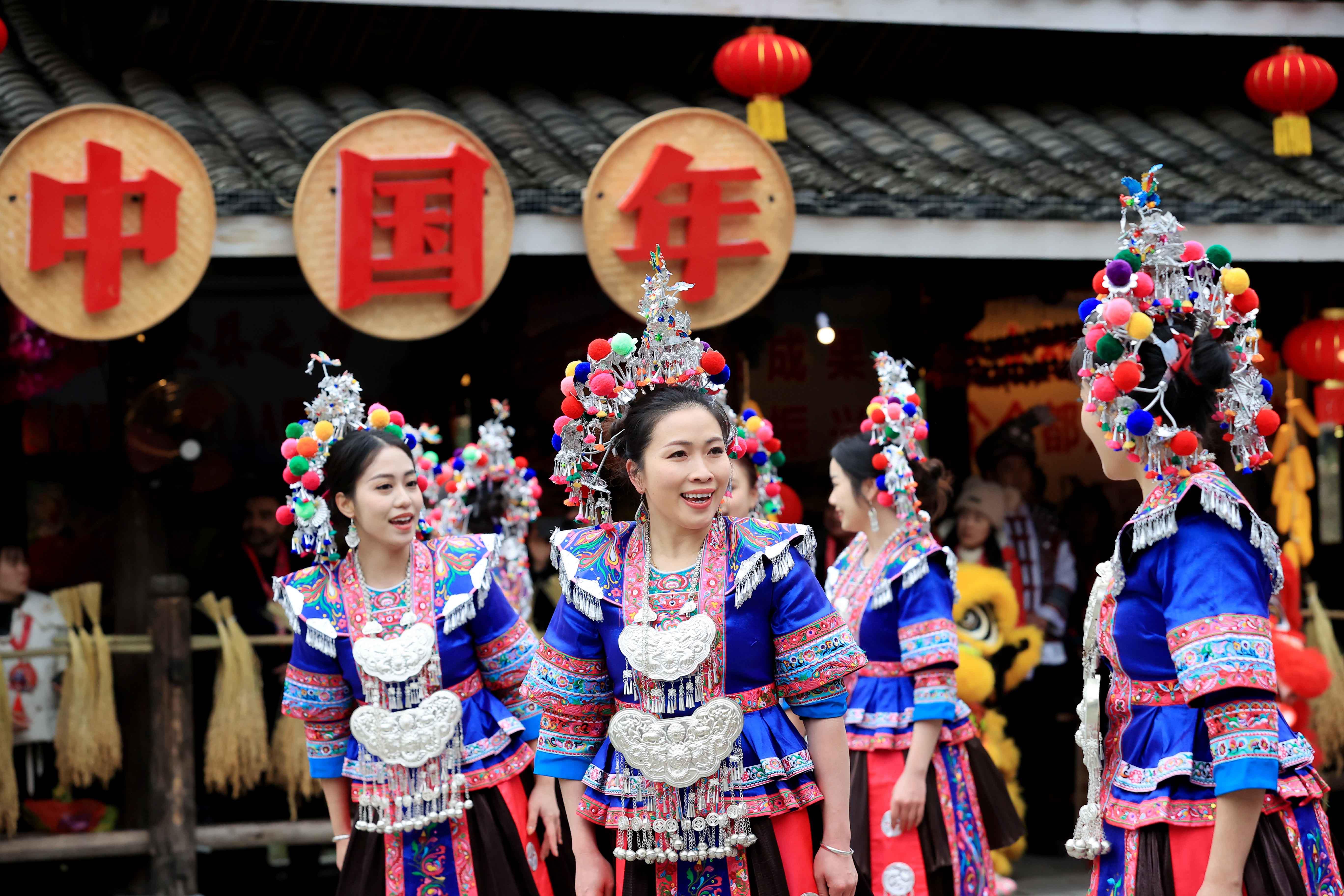 △2024年2月3日，在廣西柳州三江侗族自治縣林溪鎮(zhèn)程陽八寨景區(qū)，“村晚”紅紅火火進行。