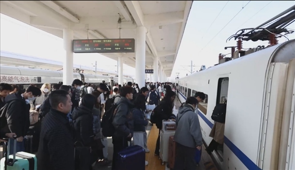 景德鎮(zhèn)北站的旅客陸續(xù)登上回家的列車。中國鐵路南昌局供圖