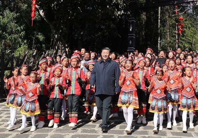 △2020年1月19日，習近平總書記來到云南騰沖市清水鄉(xiāng)三家村中寨司莫拉佤族村看望鄉(xiāng)親們。告別時，鄉(xiāng)親們唱著《阿佤人民唱新歌》，簇擁著總書記走出村口，歌聲笑聲在村寨久久回蕩。
