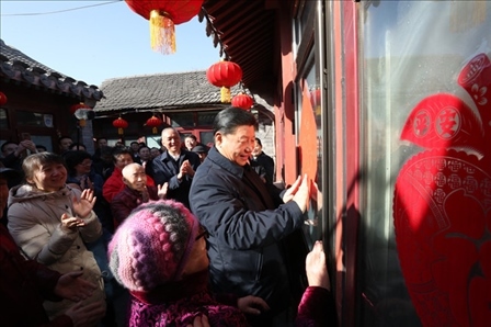 2019年2月1日上午，習(xí)近平總書記在前門東區(qū)草廠四條胡同32號(hào)院，高興地拿起一幅“?！弊?，親自貼到門上，給這里的老街坊們拜年。新華社記者鞠鵬攝
