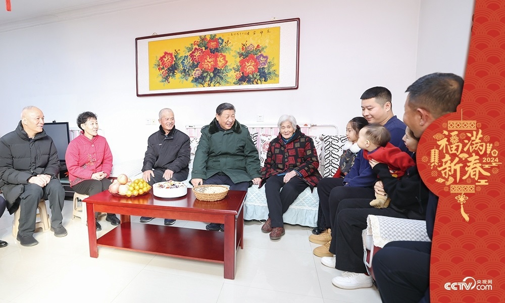 2024年2月1日，習(xí)近平總書記在天津市西青區(qū)辛口鎮(zhèn)第六埠村考察時(shí)，同村民杜洪剛一家人親切拉家常。