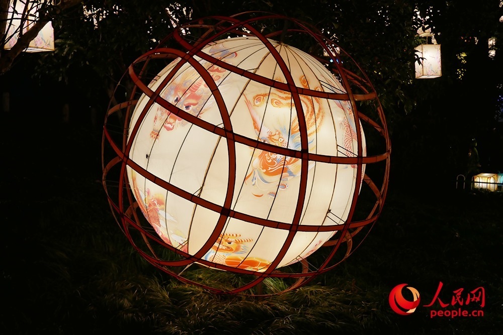 白鷺洲公園展出的燈彩作品。人民網(wǎng)記者 韋衍行攝