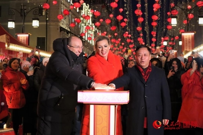 張漢暉、扎哈羅娃、科茲洛夫（從右至左）共同按下活動啟動按鈕。于子恒攝