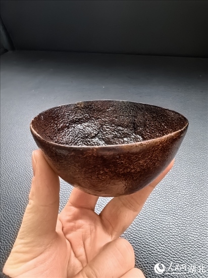 用橘子皮制成的碗。人民網(wǎng)記者 周雯攝