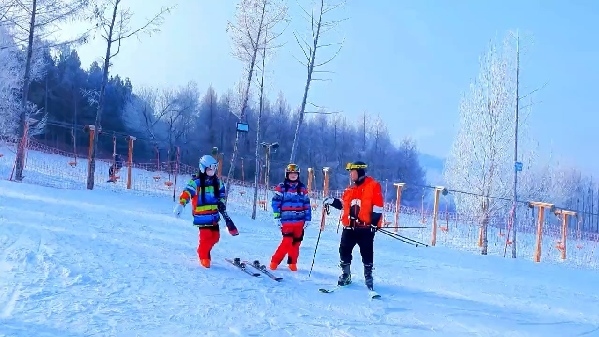 新春走基層｜滑雪場上過春節(jié)！冰城“冷資源”變成“熱經(jīng)濟(jì)”