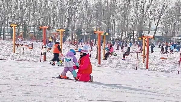 新春走基層｜滑雪場上過春節(jié)！冰城“冷資源”變成“熱經(jīng)濟(jì)”