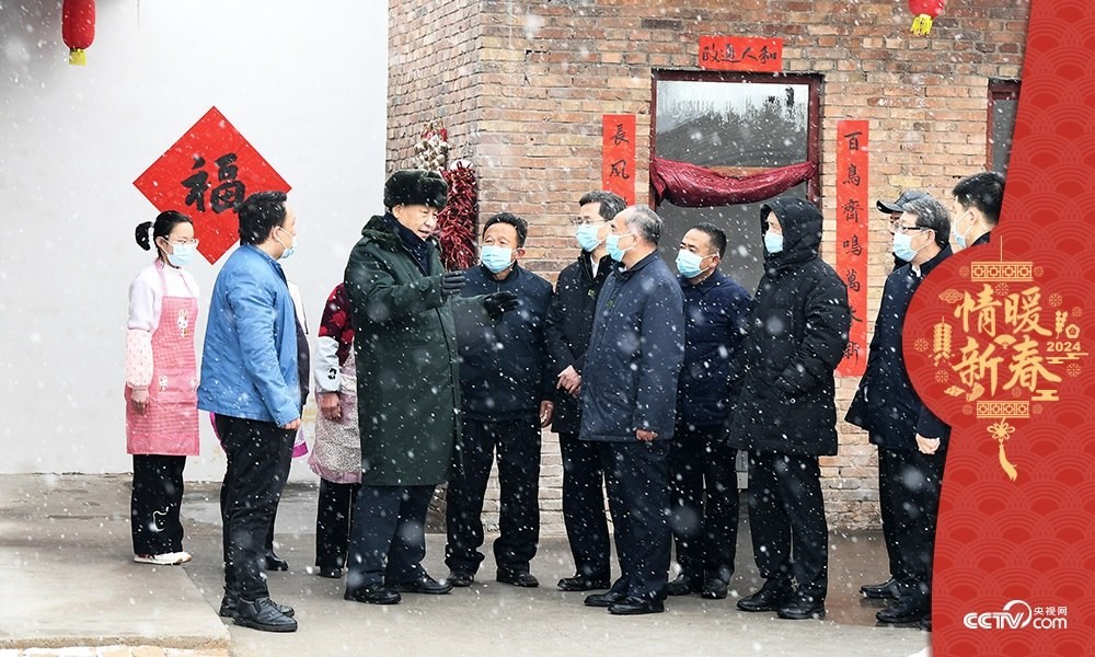 2022年1月26日，習(xí)近平總書記在山西馮南垣村受災(zāi)村民師紅兵家看望。
