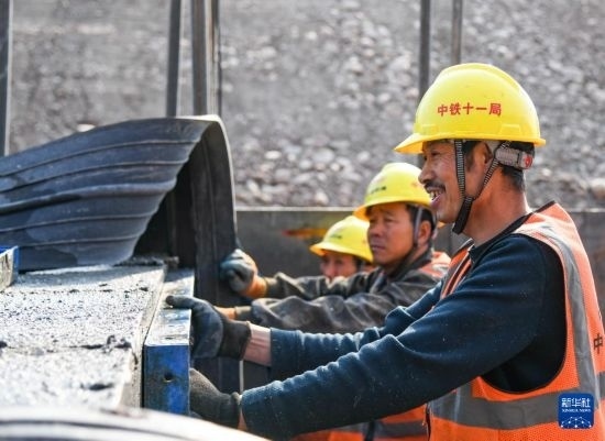 2月13日，在四川省通江縣青峪口水庫建設(shè)現(xiàn)場(chǎng)，中鐵十一局的工人正在進(jìn)行混凝土縱向圍堰施工。