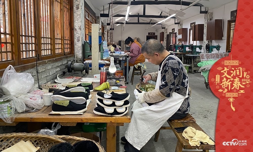 唐昌布鞋坊內(nèi)的工人正在趕制布鞋。王凡攝