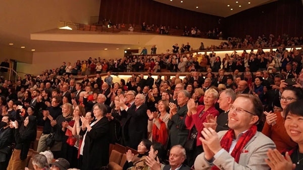 中德觀眾觀看中央民族樂團(tuán)“”天地永樂·中國節(jié)“”音樂會。中國駐德國大使館供圖