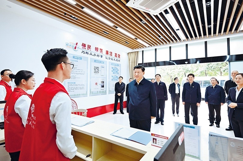 2023年12月14日至15日，中共中央總書記、國家主席、中央軍委主席習(xí)近平在廣西考察。這是14日上午，習(xí)近平在南寧市良慶區(qū)蟠龍社區(qū)黨群服務(wù)中心考察。 新華社記者 燕雁/攝