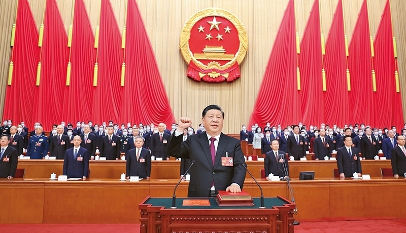 2023年3月10日，十四屆全國人大一次會議在北京人民大會堂舉行第三次全體會議。習(xí)近平全票當(dāng)選中華人民共和國主席、中華人民共和國中央軍事委員會主席。這是習(xí)近平進(jìn)行憲法宣誓。 新華社記者 鞠鵬/攝