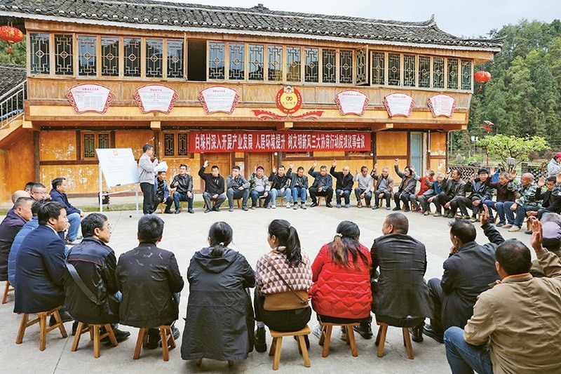 圖為2023年4月6日，貴州省黔東南苗族侗族自治州施秉縣白垛鄉(xiāng)白垛村村民在討論產(chǎn)業(yè)發(fā)展、人居環(huán)境提升、鄉(xiāng)村文明建設(shè)相關(guān)事宜。 人民圖片 磨桂賓/攝