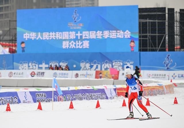1月13日，黑龍江隊(duì)選手宋雨迪在女子4×1公里團(tuán)體接力（自由技術(shù)）比賽中。當(dāng)日，第十四屆全國冬季運(yùn)動會群眾越野滑雪比賽在內(nèi)蒙古呼和浩特市東河冰場開賽。新華社記者 貝赫 攝