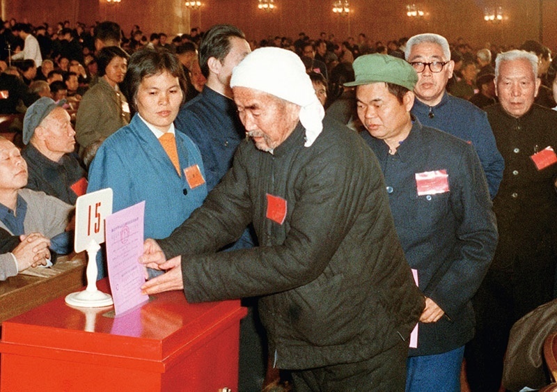 我國現(xiàn)行憲法于1982年12月4日由第五屆全國人大第五次會(huì)議通過并公布施行。根據(jù)改革開放和社會(huì)主義現(xiàn)代化建設(shè)的實(shí)踐和發(fā)展，全國人大于1988年、1993年、1999年、2004年、2018年先后5次作出必要的、也是十分重要的修正。圖為出席第五屆全國人民代表大會(huì)第五次會(huì)議的代表投票表決《中華人民共和國憲法》（資料照片）。 新華社發(fā)