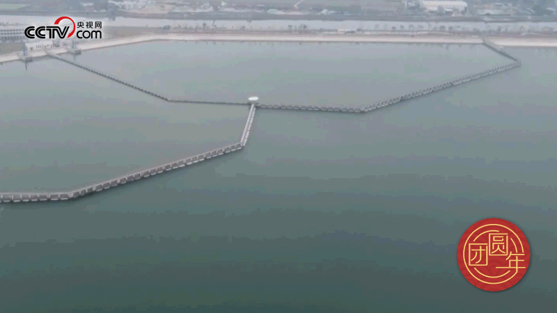 △西江潛地行，潤(rùn)澤大灣區(qū)。珠江三角洲水資源配置工程西起廣東佛山順德西江干流鯉魚(yú)洲，穿越獅子洋，東至深圳公明水庫(kù)，是世界上流量最大的長(zhǎng)距離有壓調(diào)水工程。