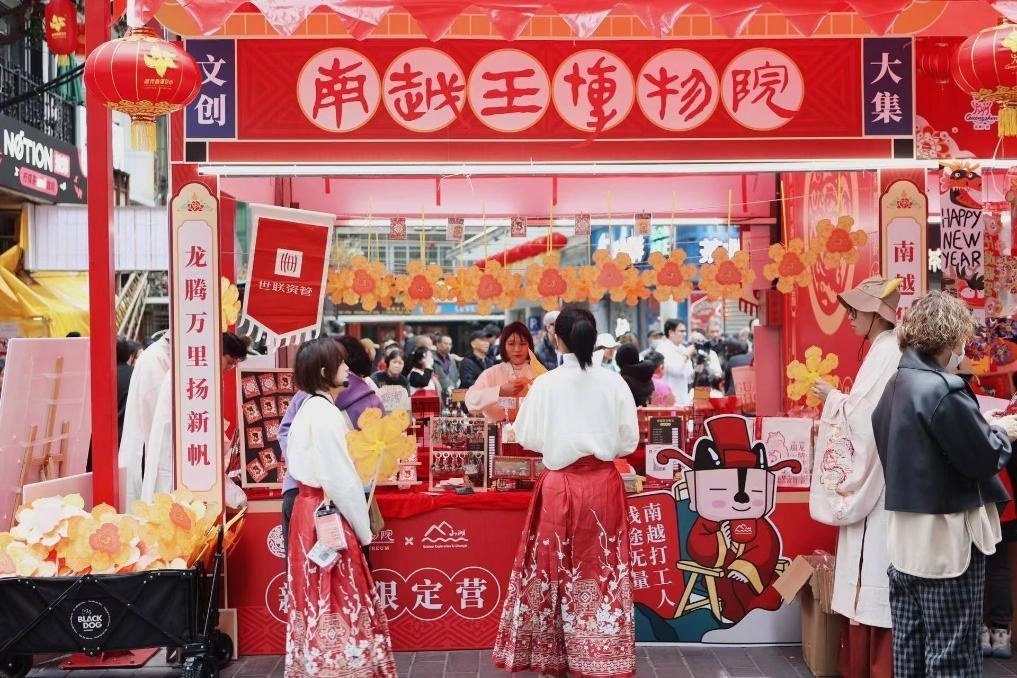 在西湖花市的南越王博物院攤位，文創(chuàng)與花市的跨界融合吸引了不少市民游客駐足。（南越王博物院供圖）