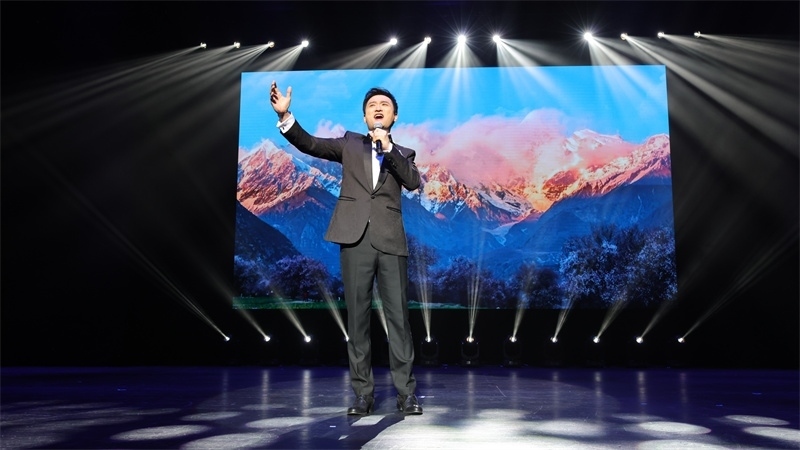 中國鐵路文工團獨唱演員、第十二屆中國音樂金鐘獎聲樂（民族）唱法金獎獲得者馬小明演唱歌曲《天路》。張凱攝