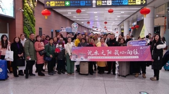 2月11日，一批馬來(lái)西亞游客抵達(dá)沈陽(yáng)桃仙國(guó)際機(jī)場(chǎng)。新華社發(fā)