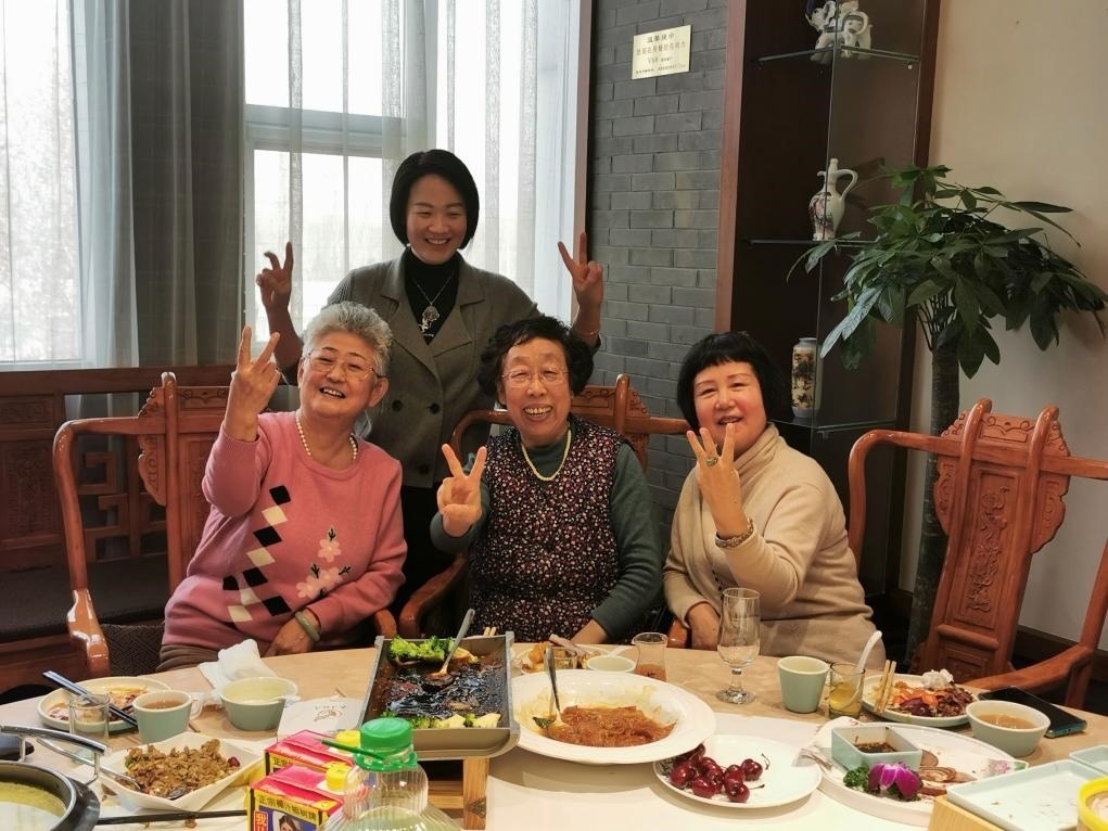 吳釗（前排左一）和鄰居一起在天津過年。（采訪對象供圖）