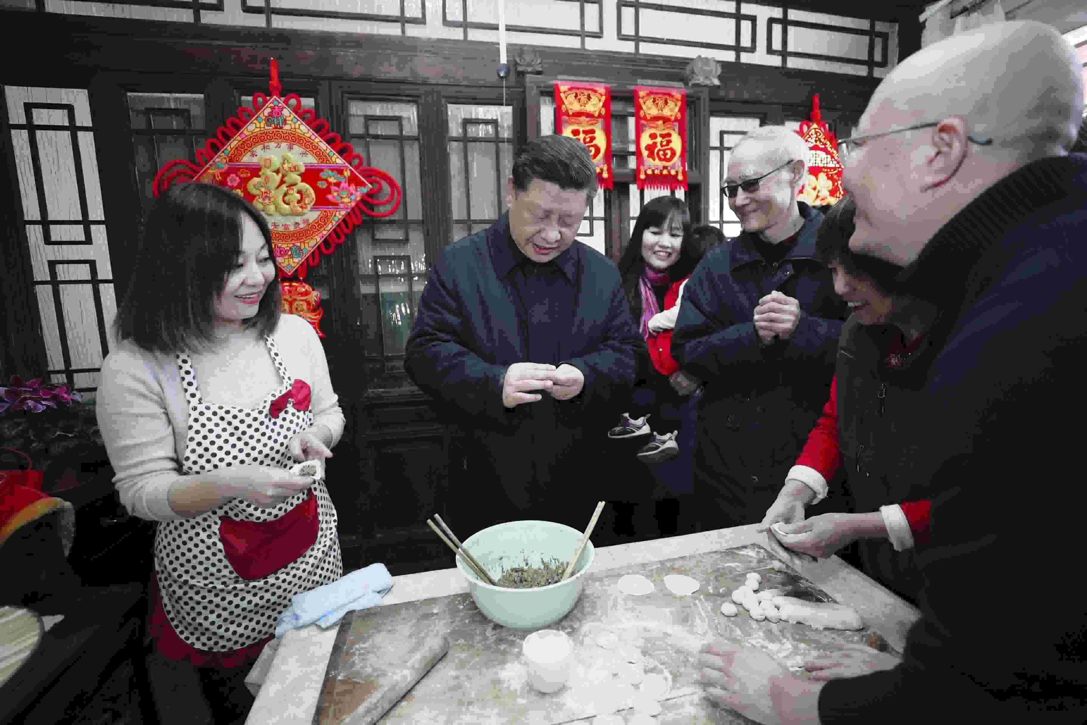 △ 2019年2月1日，習(xí)近平總書記在北京前門東區(qū)草廠四條胡同，同朱茂錦一家人包餃子、聊家常。