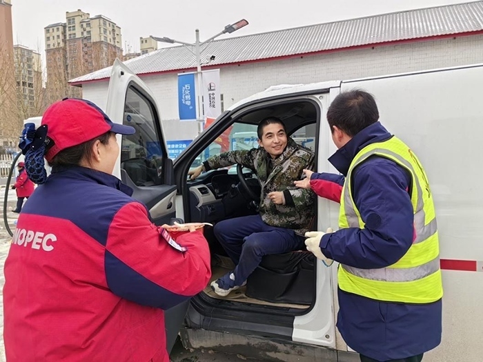 加能站員工為雪天到站充電的司機(jī)送來泡面并邀請(qǐng)他到站里休息。受訪者供圖