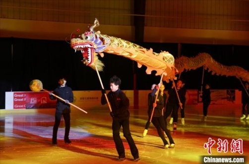 當(dāng)?shù)貢r(shí)間2月17日晚，作為農(nóng)歷甲辰龍年“歡樂(lè)春節(jié)”系列活動(dòng)之一，別具特色的青少年冰上春晚在加拿大多倫多舉行。圖為青少年表演冰上舞龍。 中新社記者 余瑞冬 攝