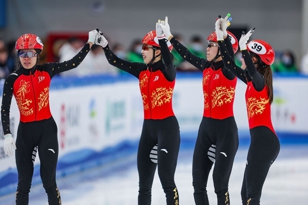 2月18日，黑龍江隊選手徐愛麗（左一）、臧一澤（左二）、范可新（右二）、王欣然在奪冠后向觀眾致意。新華社記者 黃偉 攝