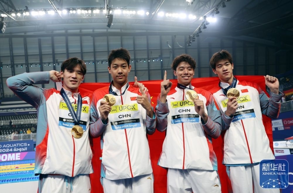 2月11日，2024年多哈游泳世錦賽男子4×100米自由泳接力決賽，中國隊選手王浩宇、張展碩、季新杰和潘展樂（從左到右）在頒獎儀式后合影慶祝。新華社記者 雒圓 攝
