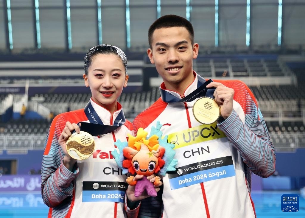 2月10日，2024年多哈游泳世錦賽花樣游泳混合雙人自由自選決賽，程文濤（左）/石浩玙在頒獎儀式后合影。新華社記者 雒圓 攝