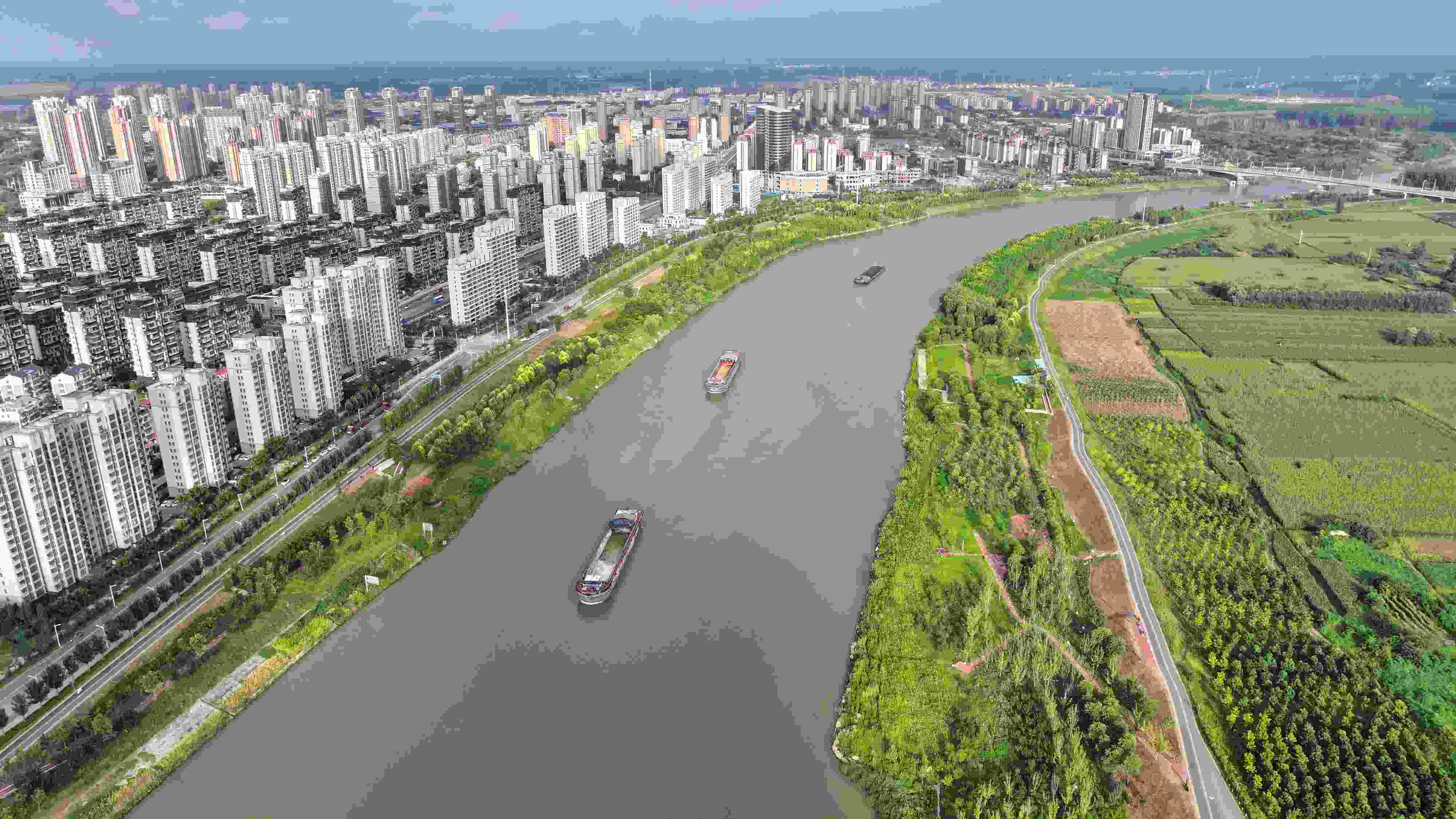 △ 2023年8月21日，安徽阜陽(yáng)，初秋時(shí)節(jié)，界首城市建設(shè)與沙潁河水系、橋梁和綠植相映襯，構(gòu)成一幅生態(tài)宜居的美麗畫卷。