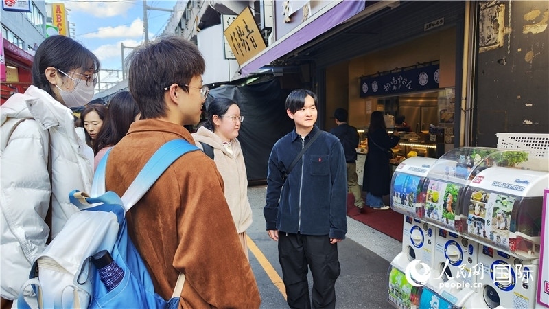 高橋健一帶領組員們進行實地考察。人民網 蔣曉辰攝