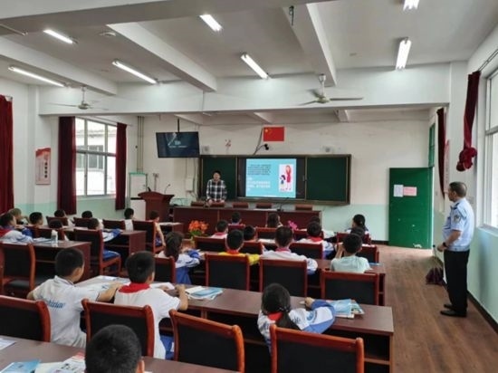 安全知識(shí)宣傳進(jìn)校園。將樂縣農(nóng)業(yè)農(nóng)村局供圖