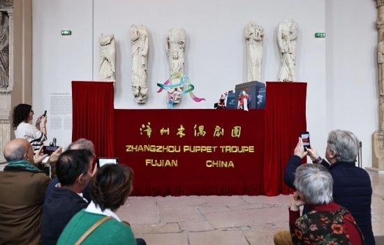 2月10日，在位于法國巴黎埃菲爾鐵塔附近的“建筑與遺產(chǎn)之城”博物館，觀眾欣賞漳州布袋木偶戲。新華社記者高靜攝