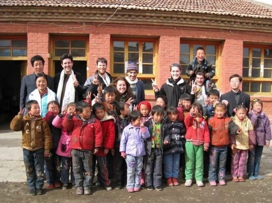2008年，歐君廷帶領(lǐng)美國大學(xué)生到甘肅一所村辦小學(xué)訪問教課