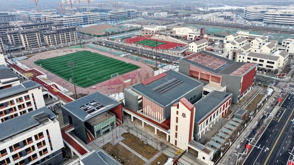 北京四中雄安校區(qū)和雄安史家胡同小學(xué)（2月6日攝，無人機照片）。新華社記者 牟宇 攝
