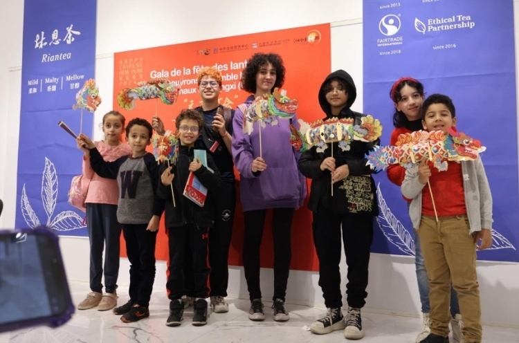 孩子們拿著元宵彩燈合影。拉巴特中國文化中心供圖