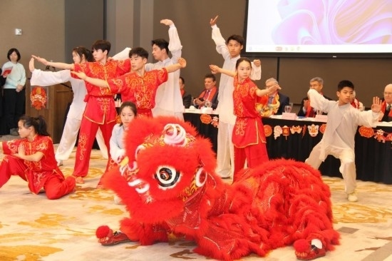 2月9日，在馬斯卡廷，中國人民大學附屬中學藝術團學生表演中國武術。