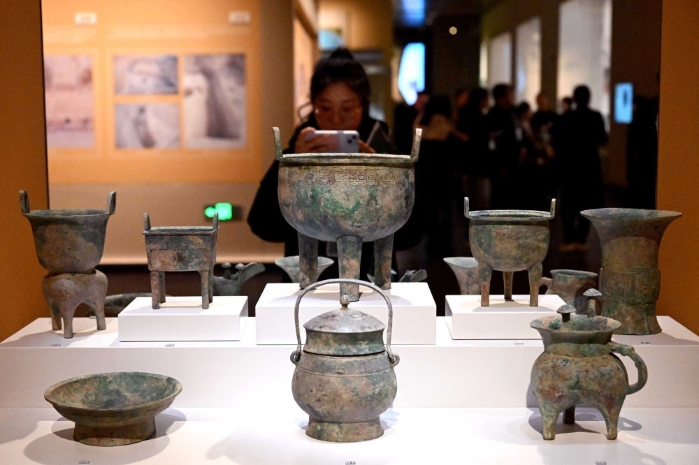 2月26日，參觀者在河南安陽殷墟博物館新館內(nèi)拍攝展品。