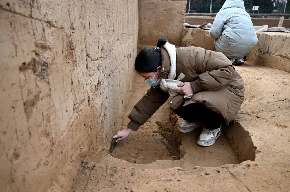 工作人員在殷墟王陵遺址進行發(fā)掘作業(yè)（2月24日攝）。
