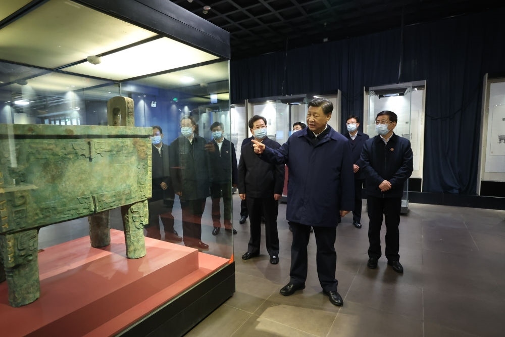 2022年10月28日下午，習近平在安陽市殷墟博物館考察。新華社記者 鞠鵬 攝
